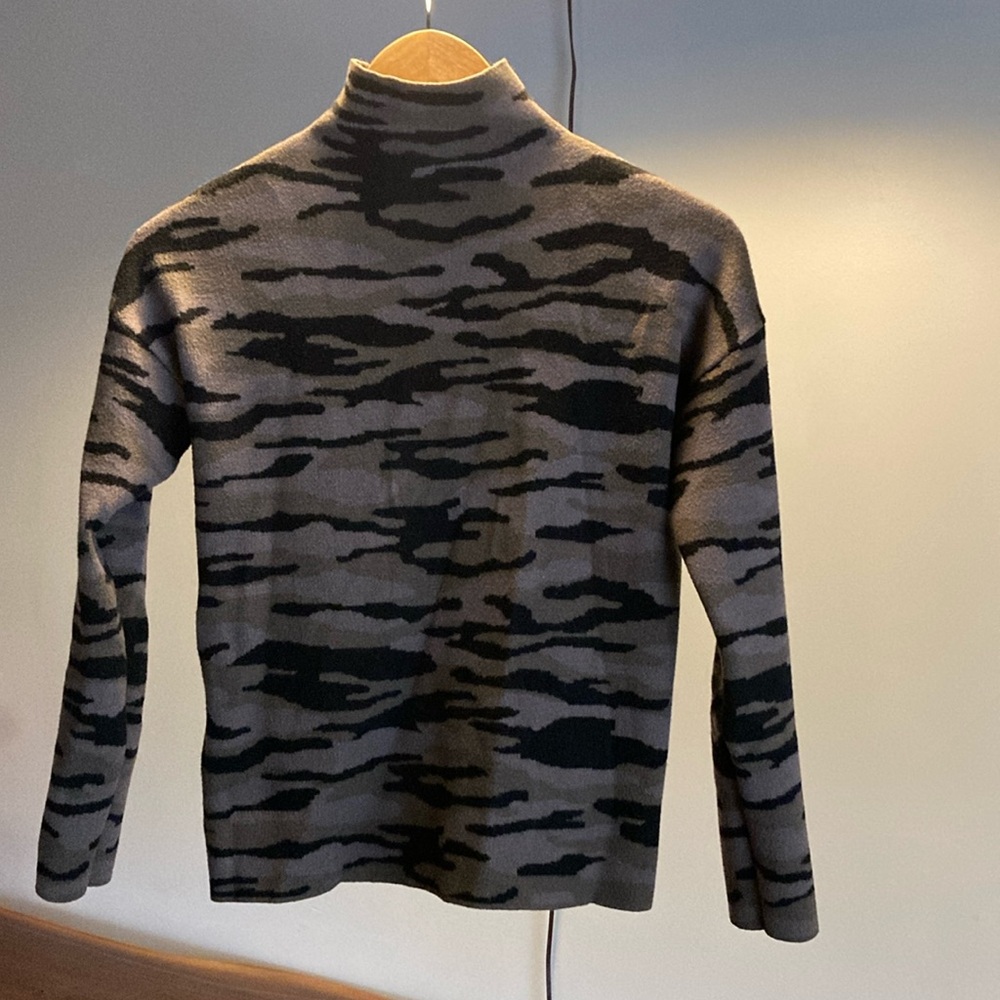 Camo mock neck form fitting sweater-size small-like new!